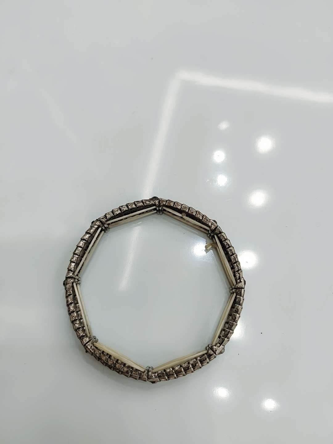 A simple and retro European and American style with a light luxury and high-end feel, an antique diamond bracelet for women on Instagram, a trendy evening party accessory with a cold style details Picture