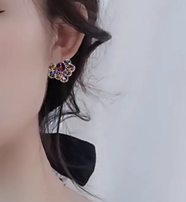 Sparkling diamond glass fashionable, exquisite and elegant stud earrings Item Picture