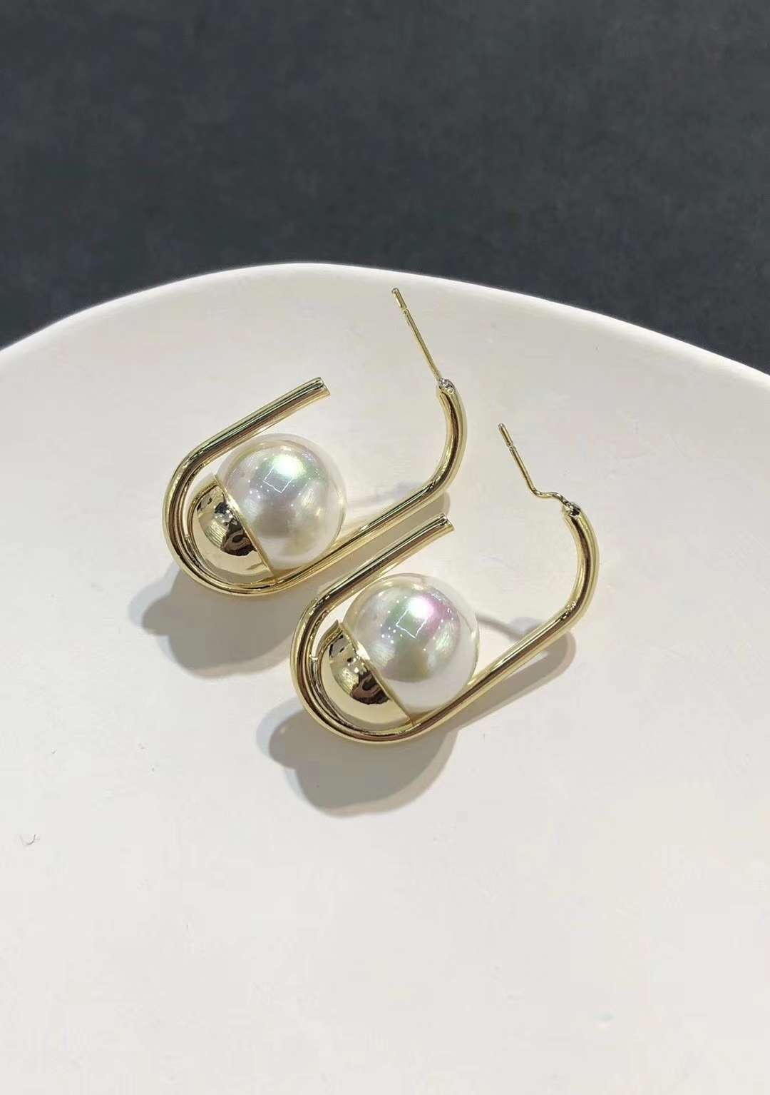 s925 sterling silver needle Earrings, 2021 New style, trendy and stylish, simple and versatile, high-end pearl earrings, women's curved hooks details Picture