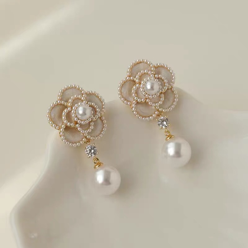 Elegant socialite chic three-dimensional design banquet essential earrings.