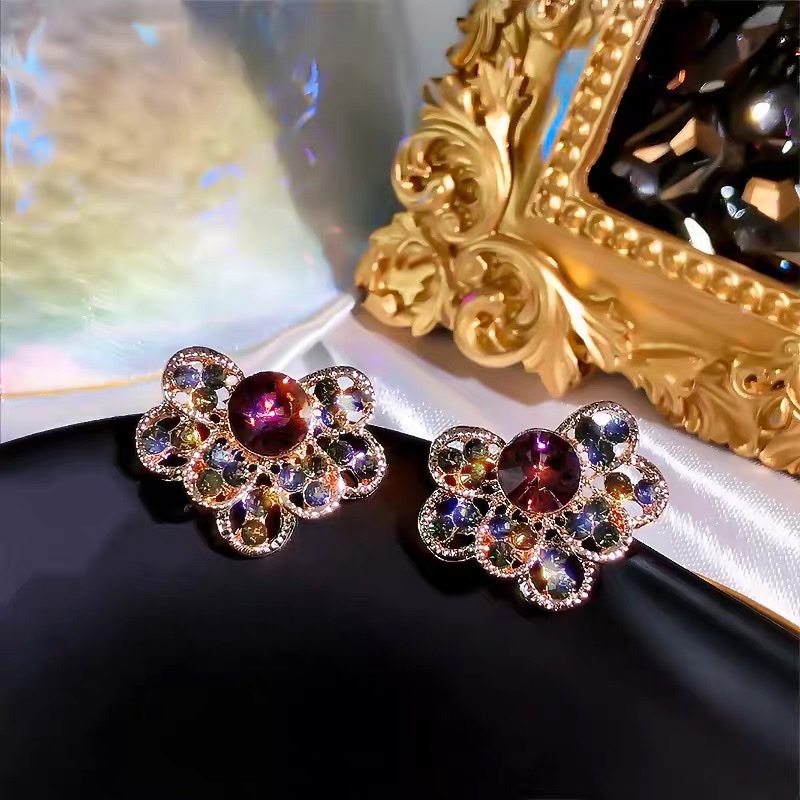 Sparkling diamond glass fashionable, exquisite and elegant stud earrings Application Scenario