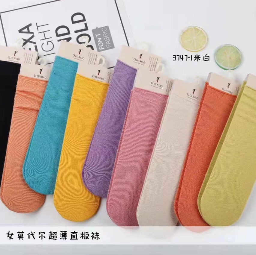Lady Modal's strapless straight-board pile-up socks