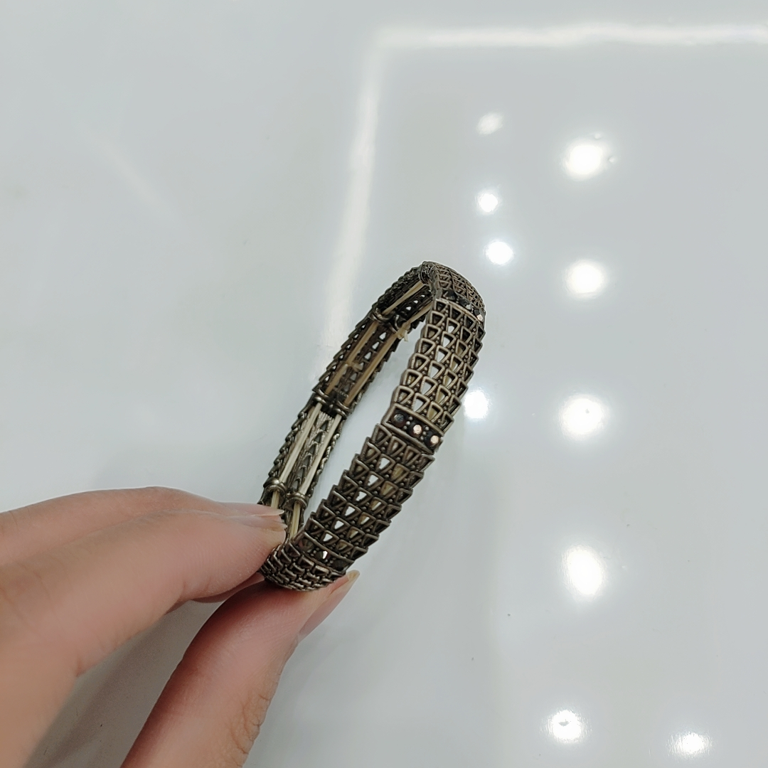 A simple and retro European and American style with a light luxury and high-end feel, an antique diamond bracelet for women on Instagram, a trendy evening party accessory with a cold style