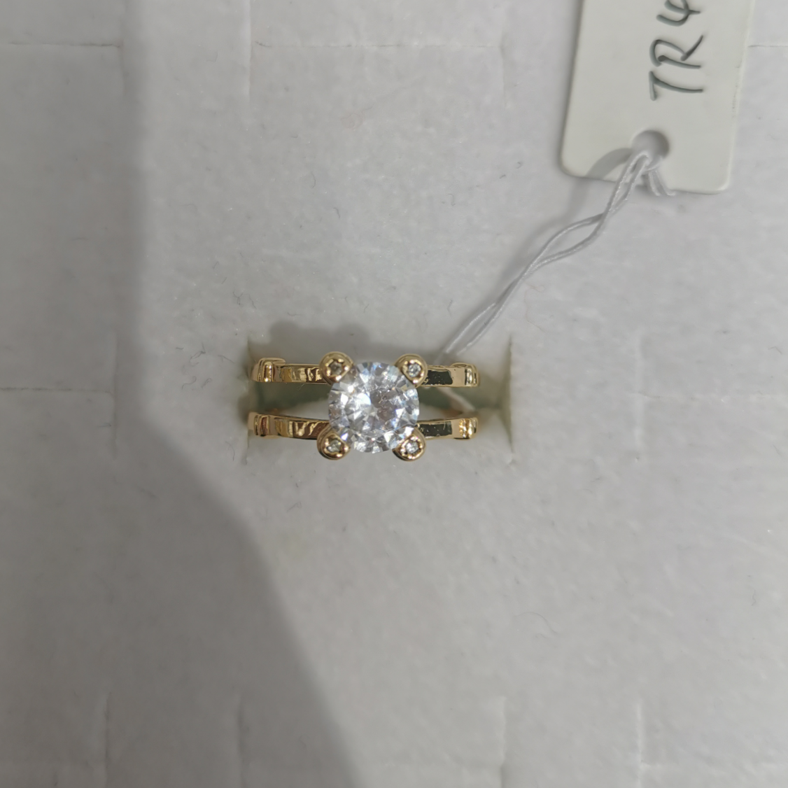 A round stone ring