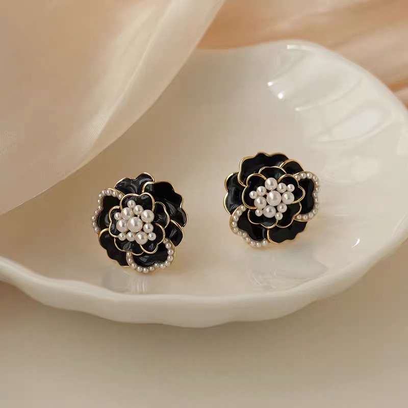 Exquisite three-dimensional design, elegant and trendy oil-dripping black rose ear studs. Item Picture
