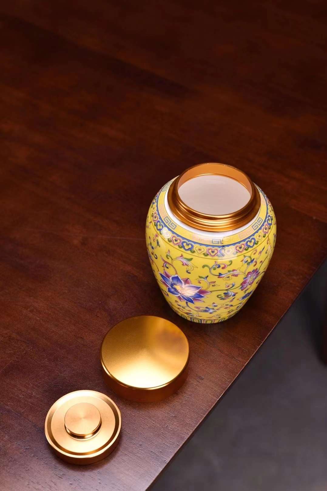 黄色瓷器产品图