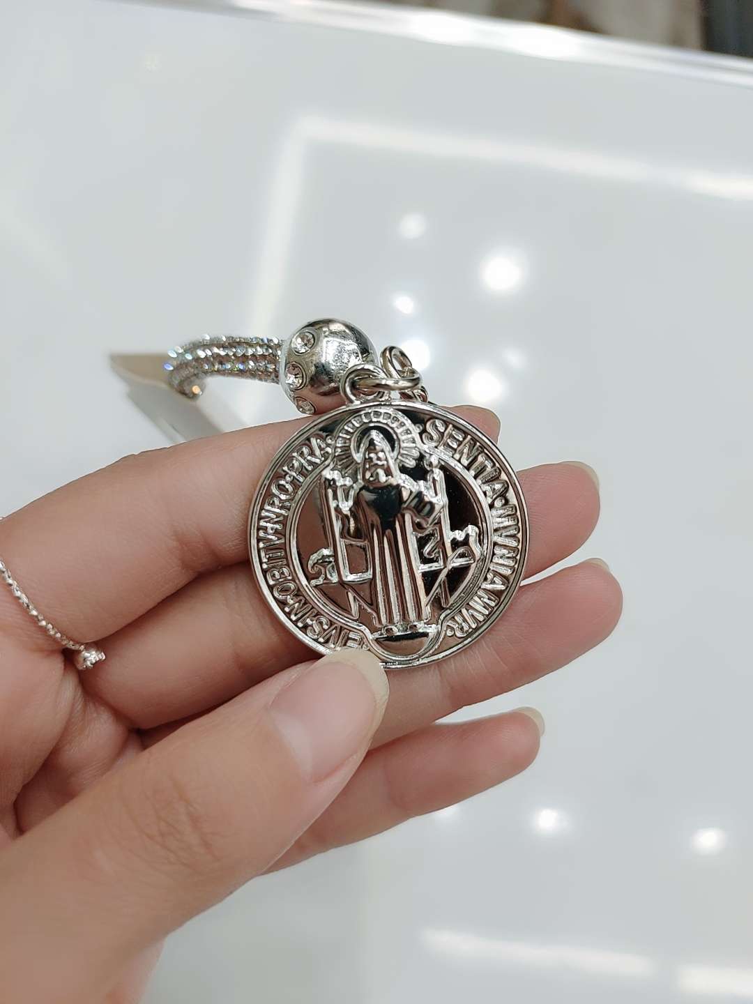 The diamond chain features a unique, light luxury and high-end feel. The sparkling diamond bracelet is a cool and stylish accessory for women's Instagram trendy evening parties Specification image