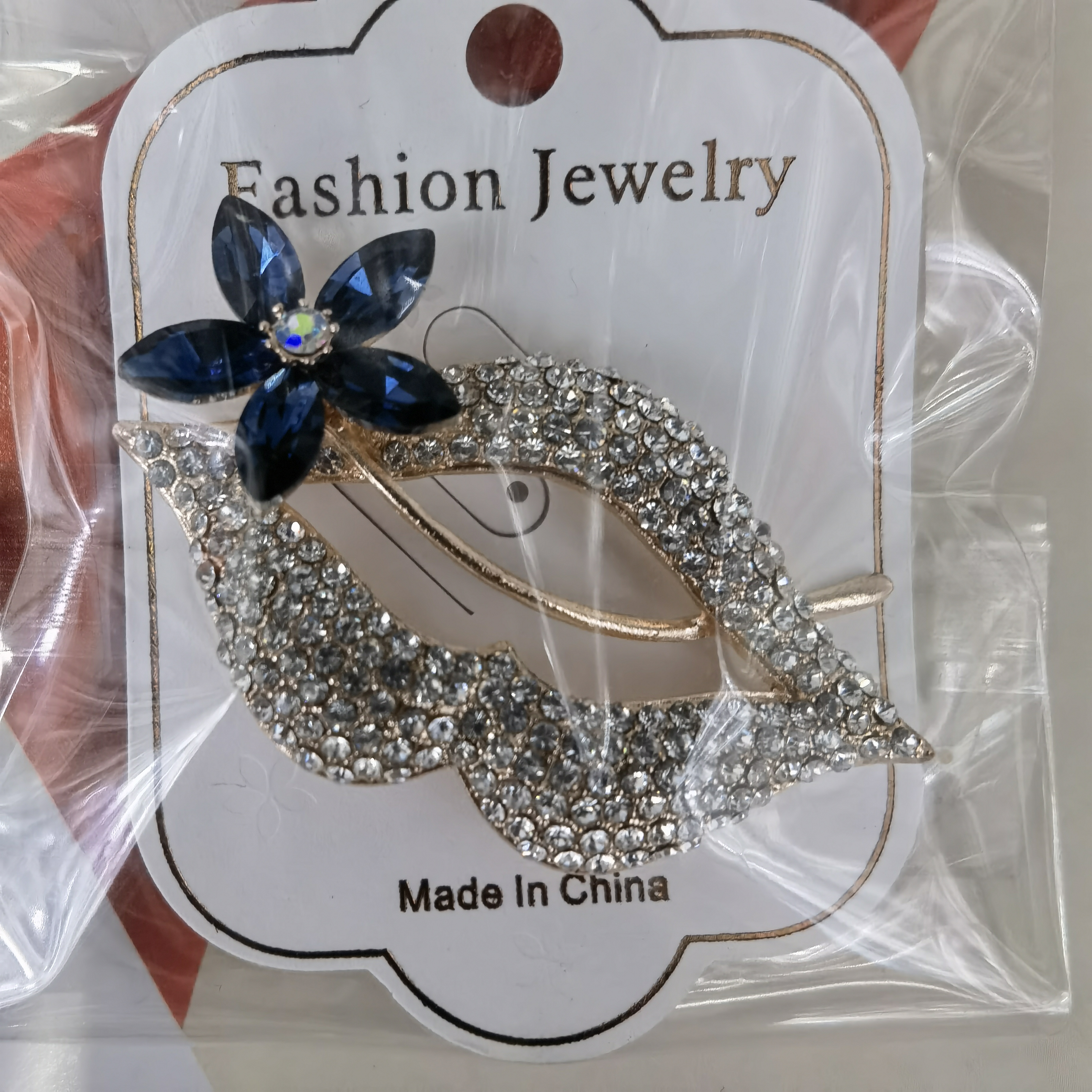 Stylish brooch with floral lips