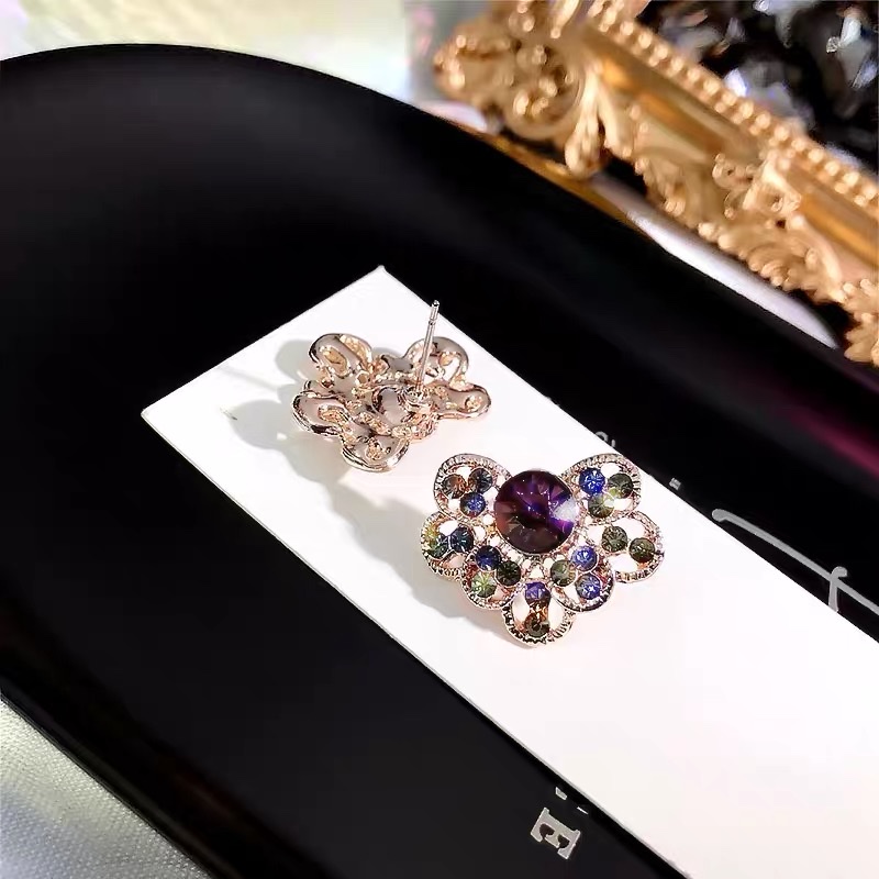 Sparkling diamond glass fashionable, exquisite and elegant stud earrings Specification image
