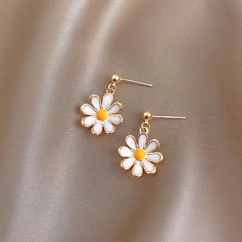 夏季款小众设计时尚精致小雏菊滴油耳钉。产品图