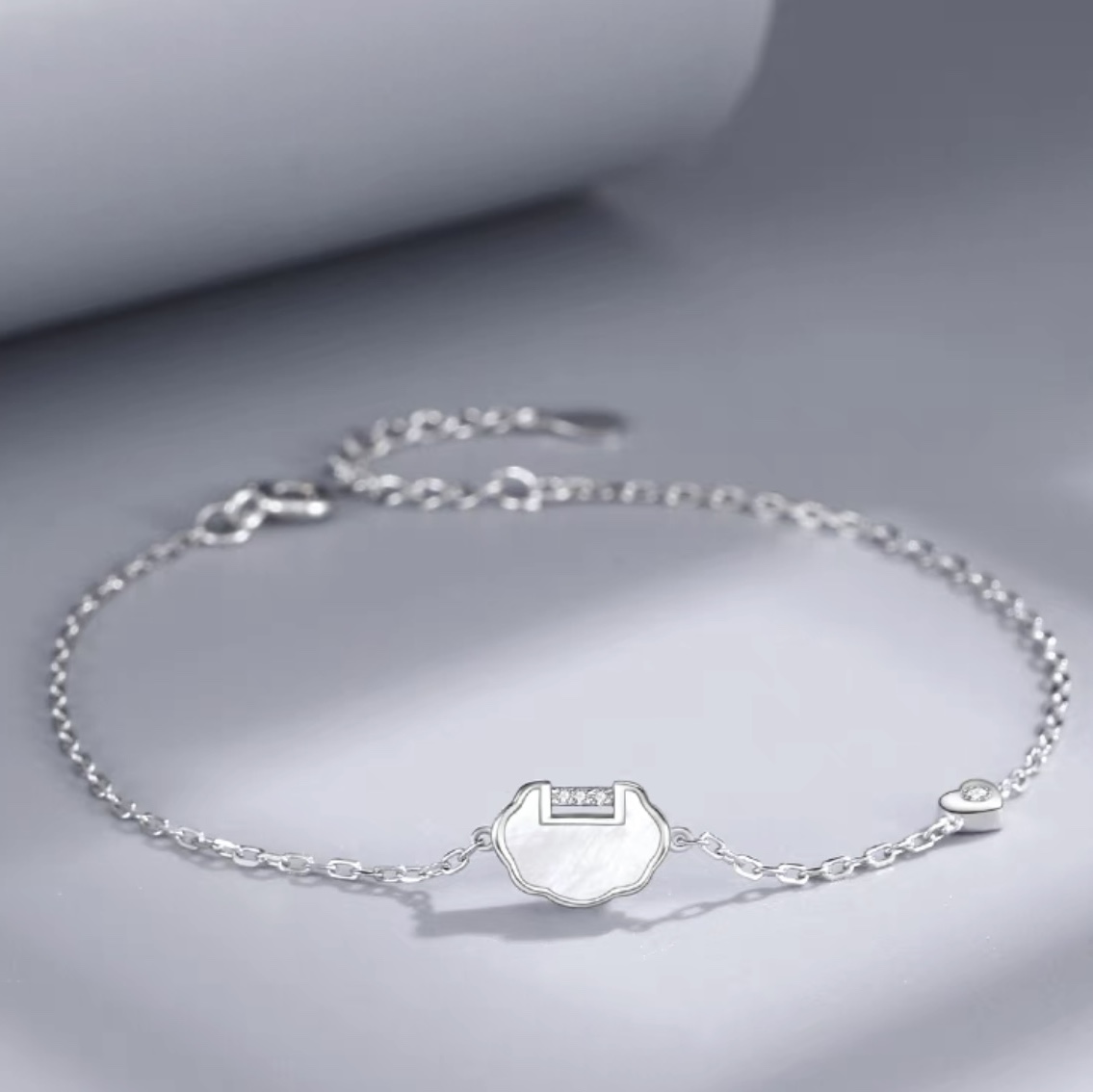 Clock lock bracelet
