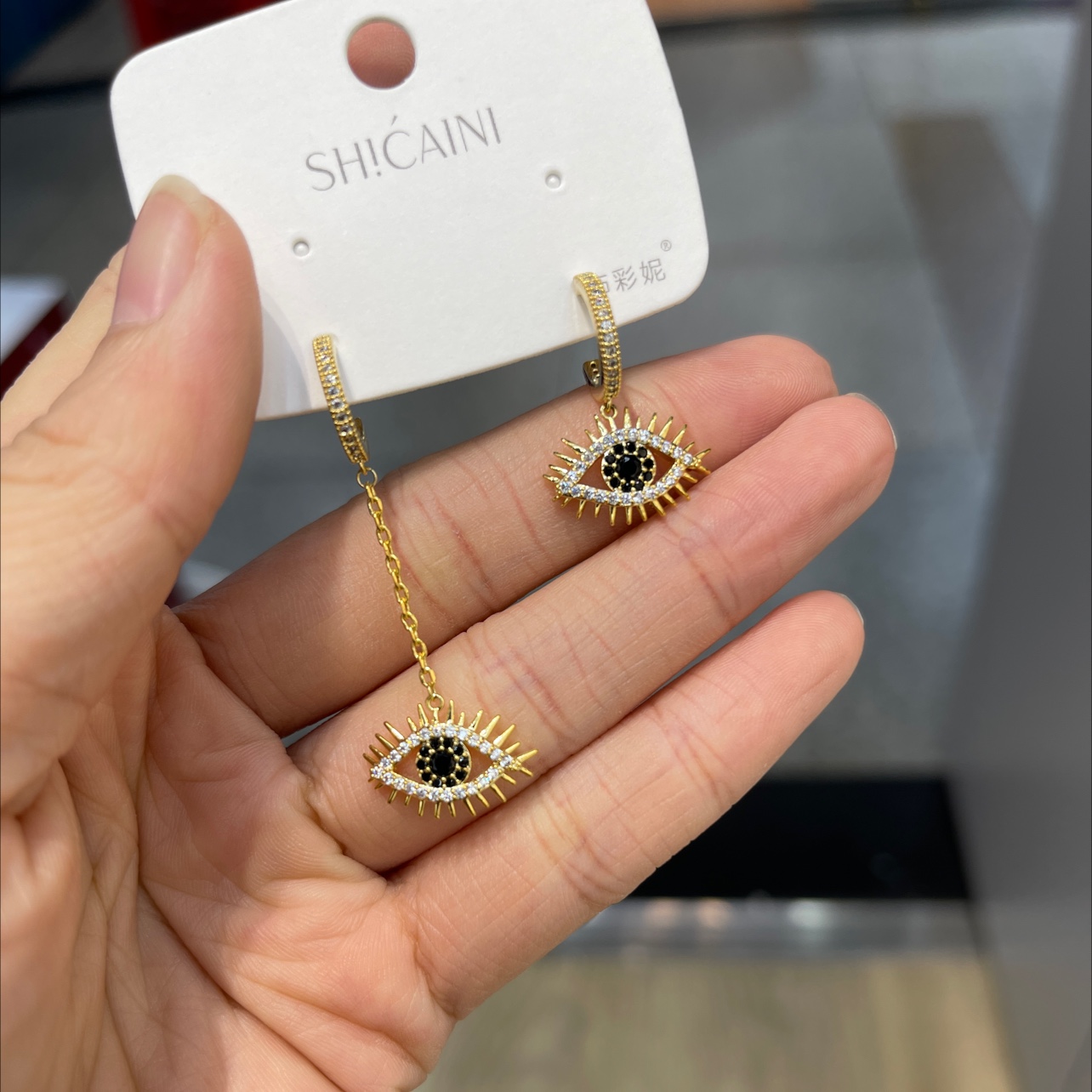 Zircon earrings for the eyes