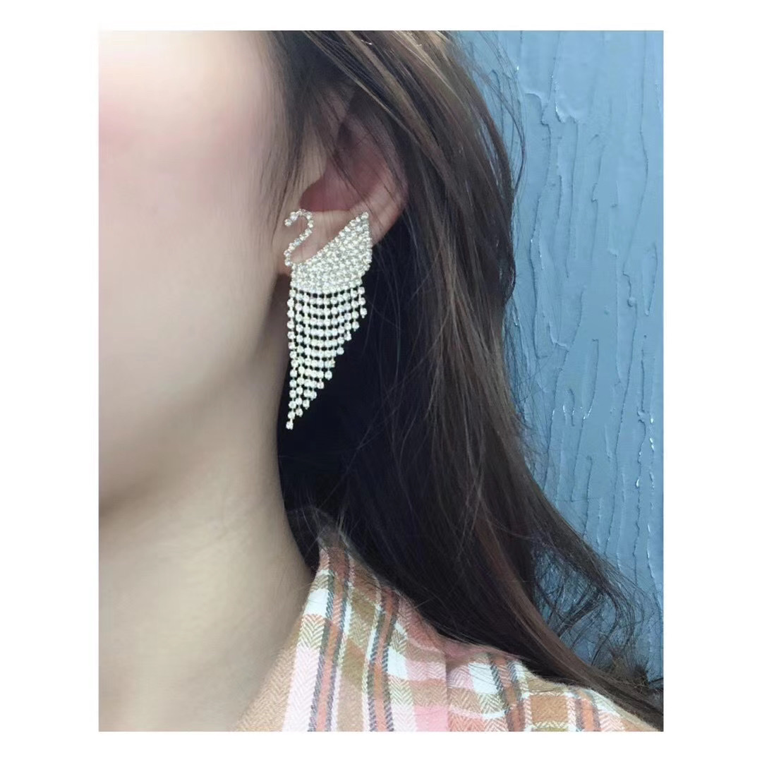 Swan stud earrings, elegant and feminine, versatile design sense, niche and trendy Hong Kong-style simple small earlobes, suitable earrings 1 Application Scenario