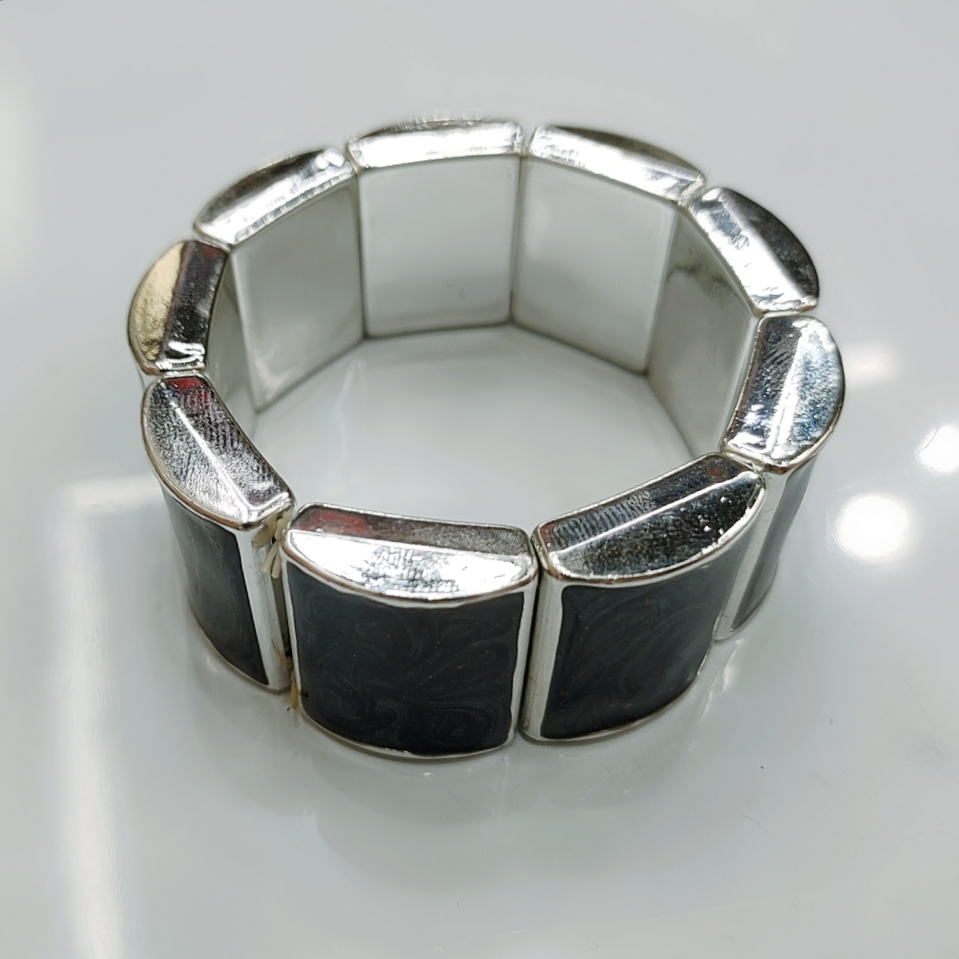 The new and versatile CCB bracelet, a simple and fashionable bracelet, is a trendy accessory