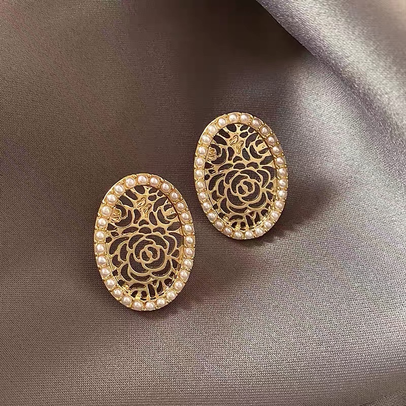 Exquisite and sweet hollowed-out flower trendy and fashionable oval design stud earrings details Picture