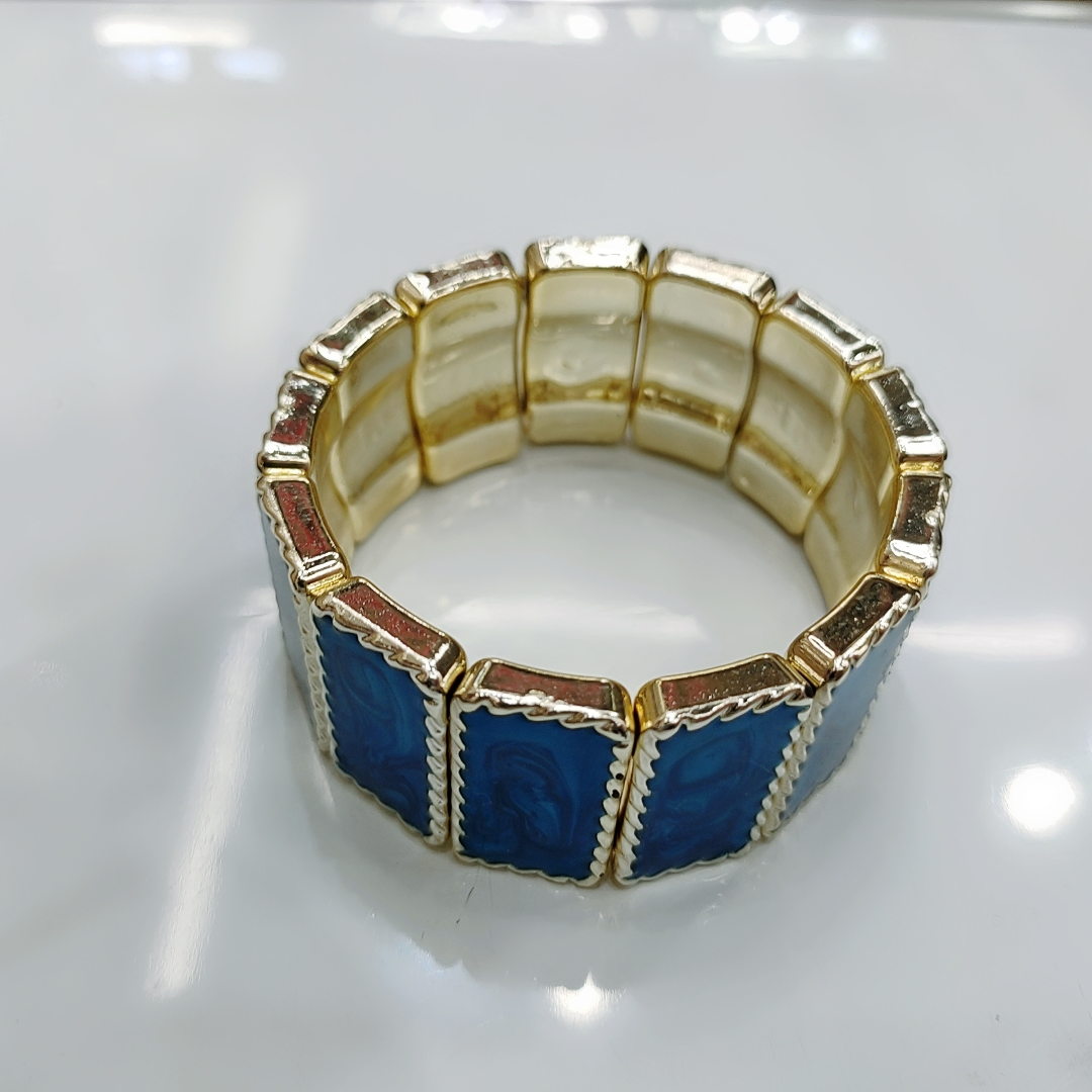 The new and popular CCB bracelet, a versatile European and American accessory, is simple and fashionable. It's a trendy bracelet