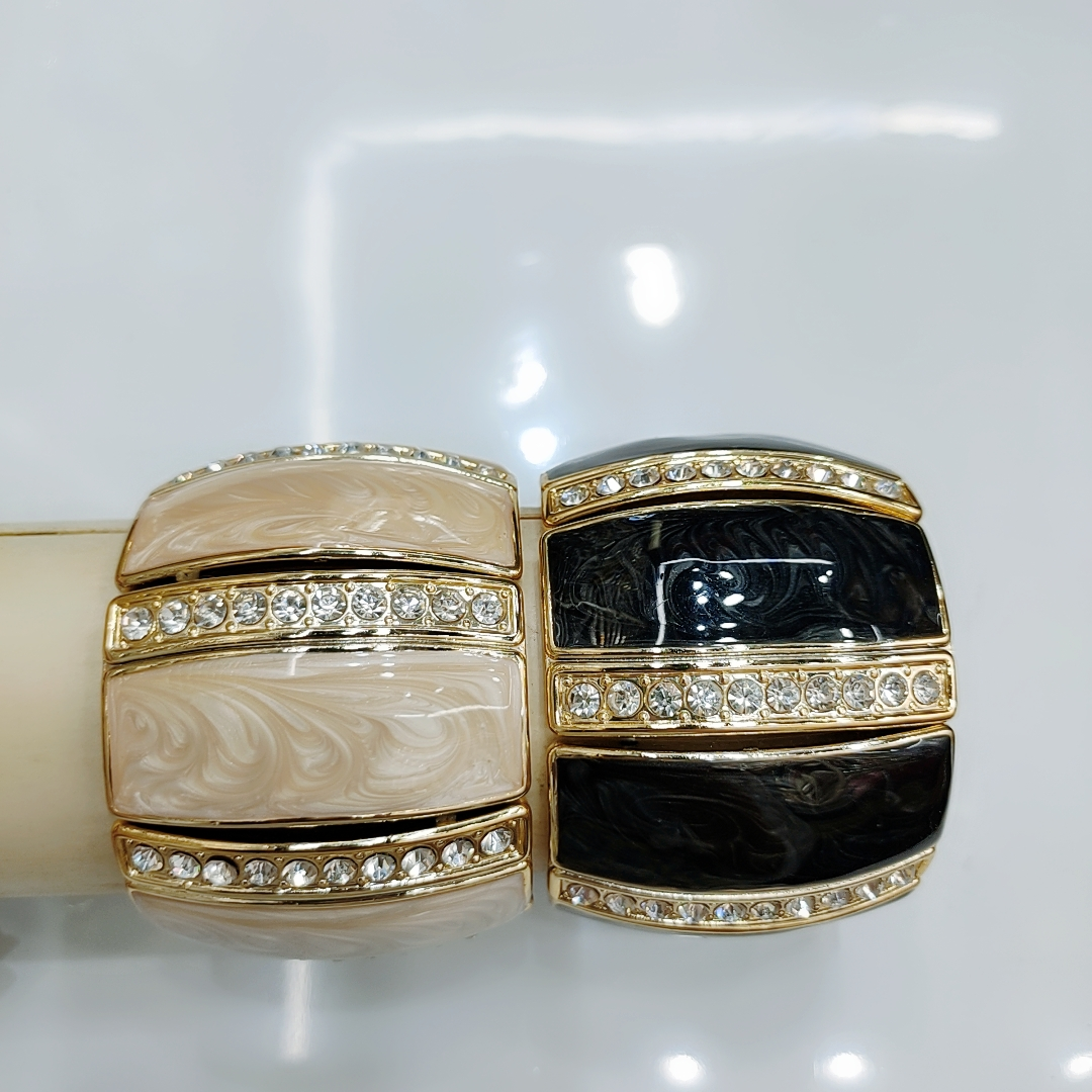 The new and popular CCB1 bracelet, a versatile European and American accessory, is simple and fashionable. It's a trendy bracelet