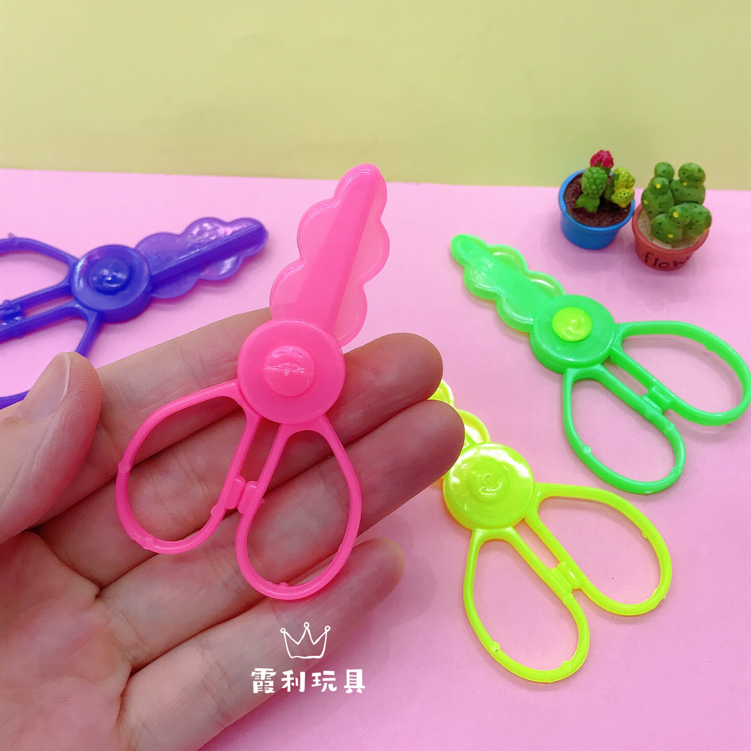 Plastic scissors, children's plastic toys, gift gacha details Picture