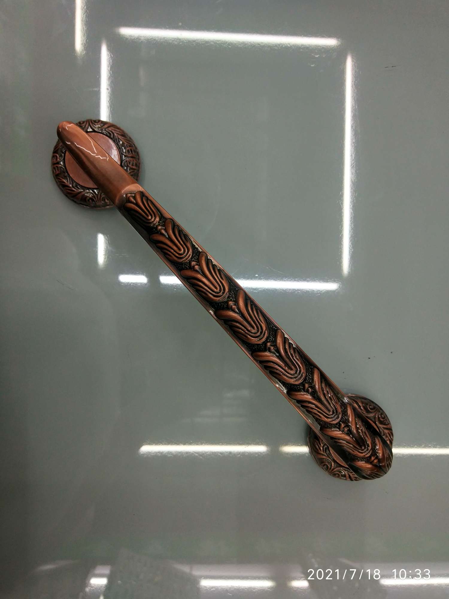 The handles of the zinc alloy European-style furniture are in a light blue and ancient red color details Picture