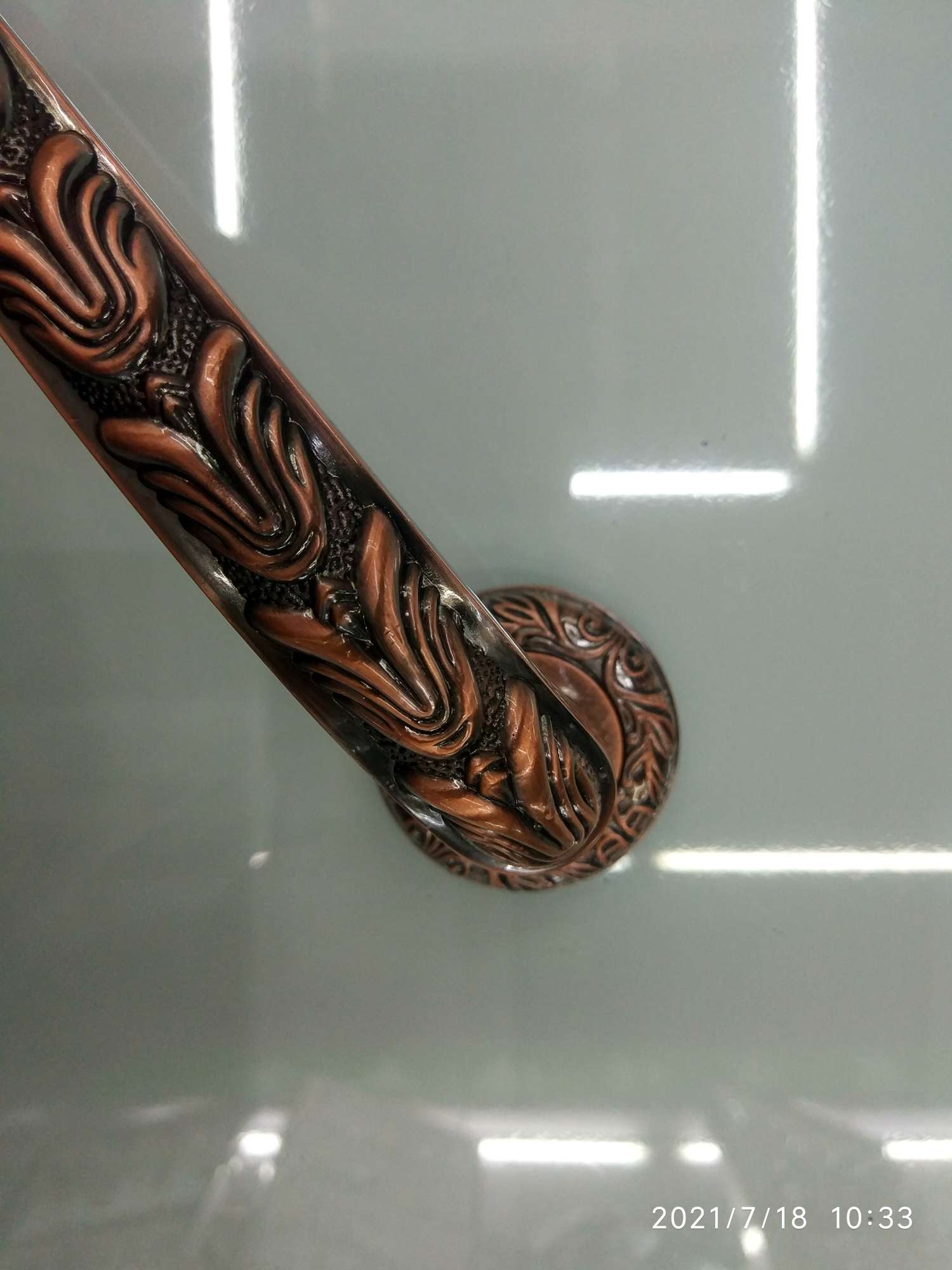 The handles of the zinc alloy European-style furniture are in a light blue and ancient red color Item Picture