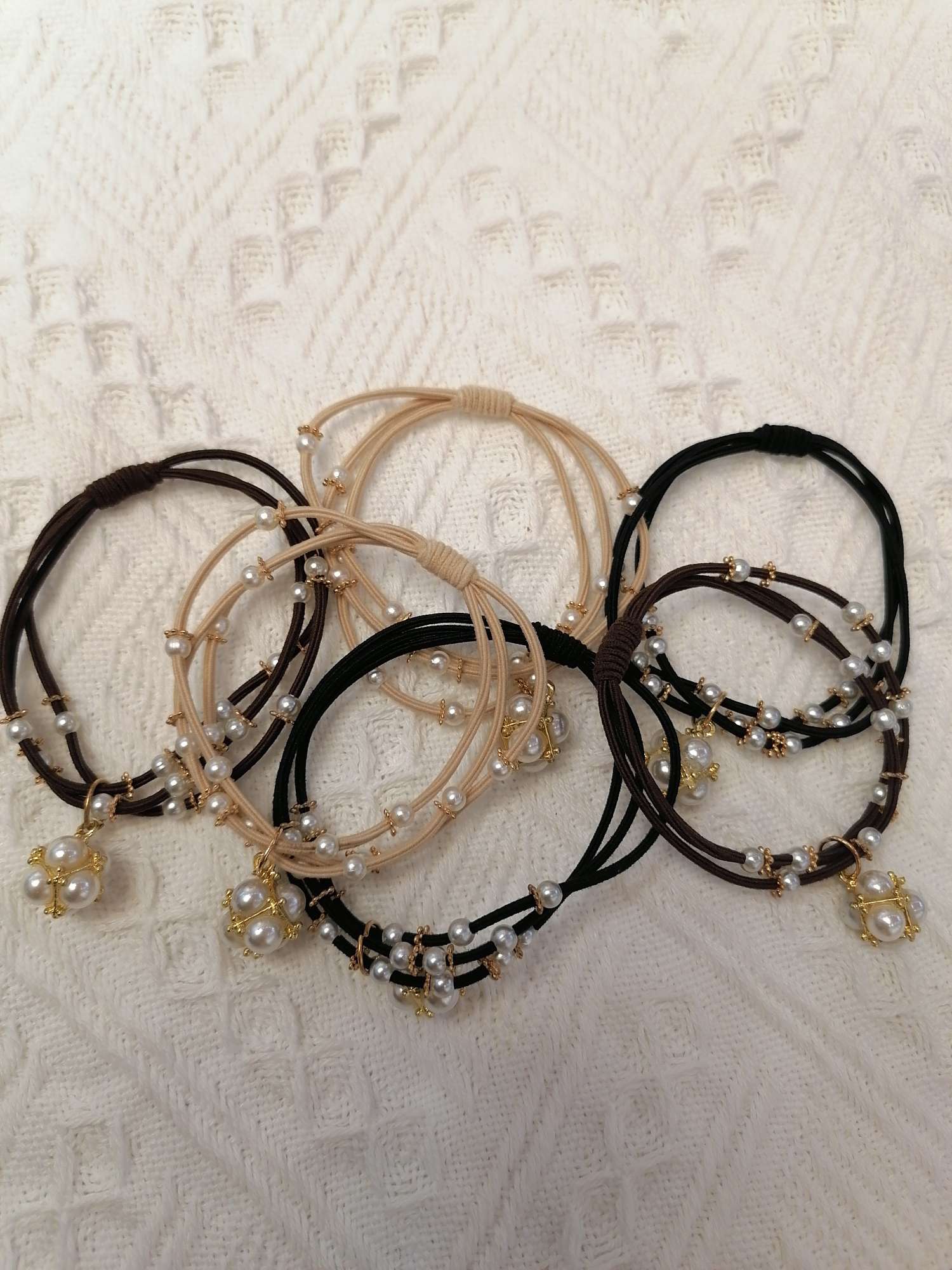 A new minimalist hair tie and hair band for women with pearl-like beaded leather bands, a popular Japanese and Korean style headwear on Instagram, for summer details Picture