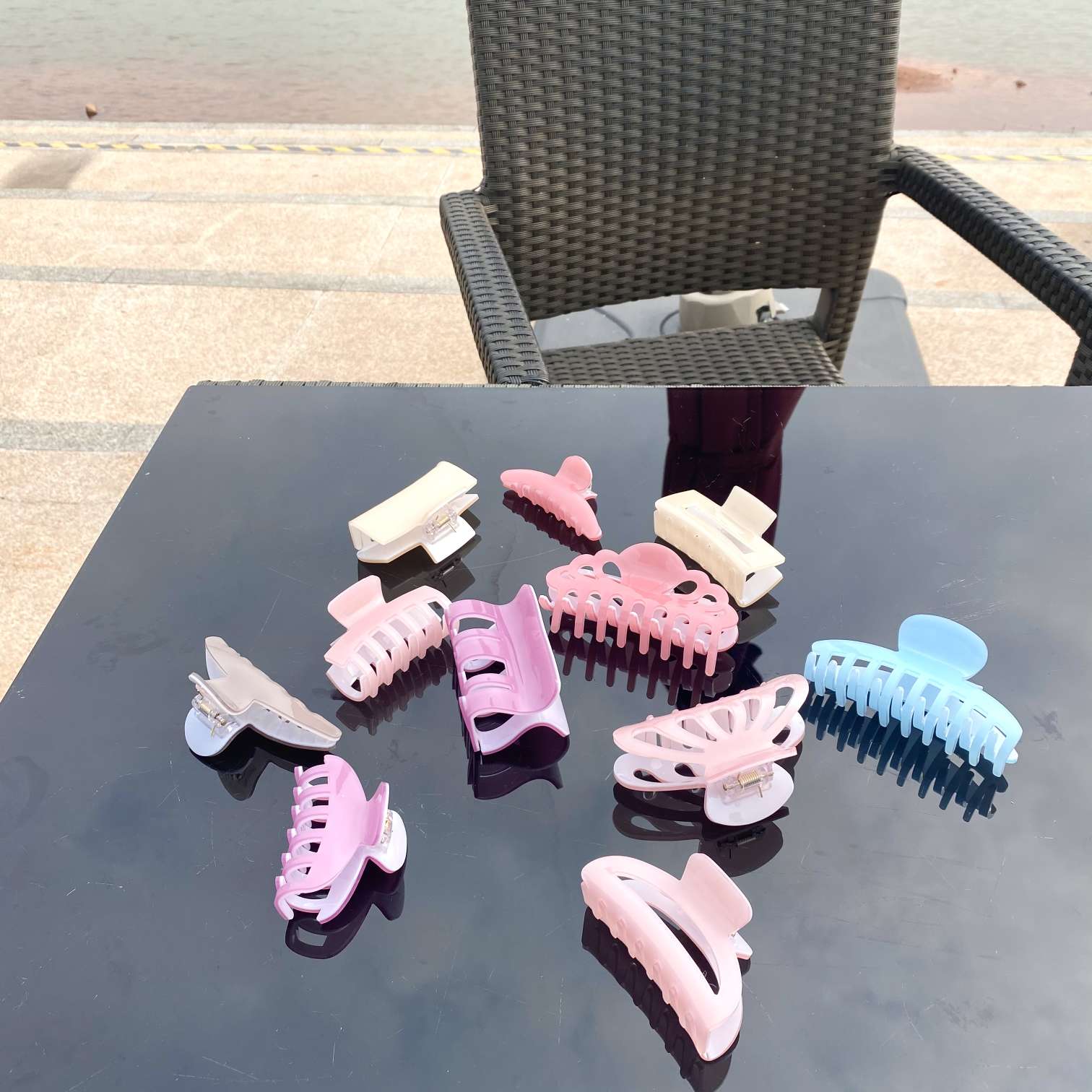 The fresh and jelly-colored crescent-shaped hairbrush is a popular trend in summer Application Scenario