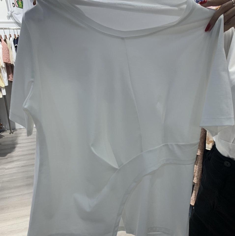 白色T恤的