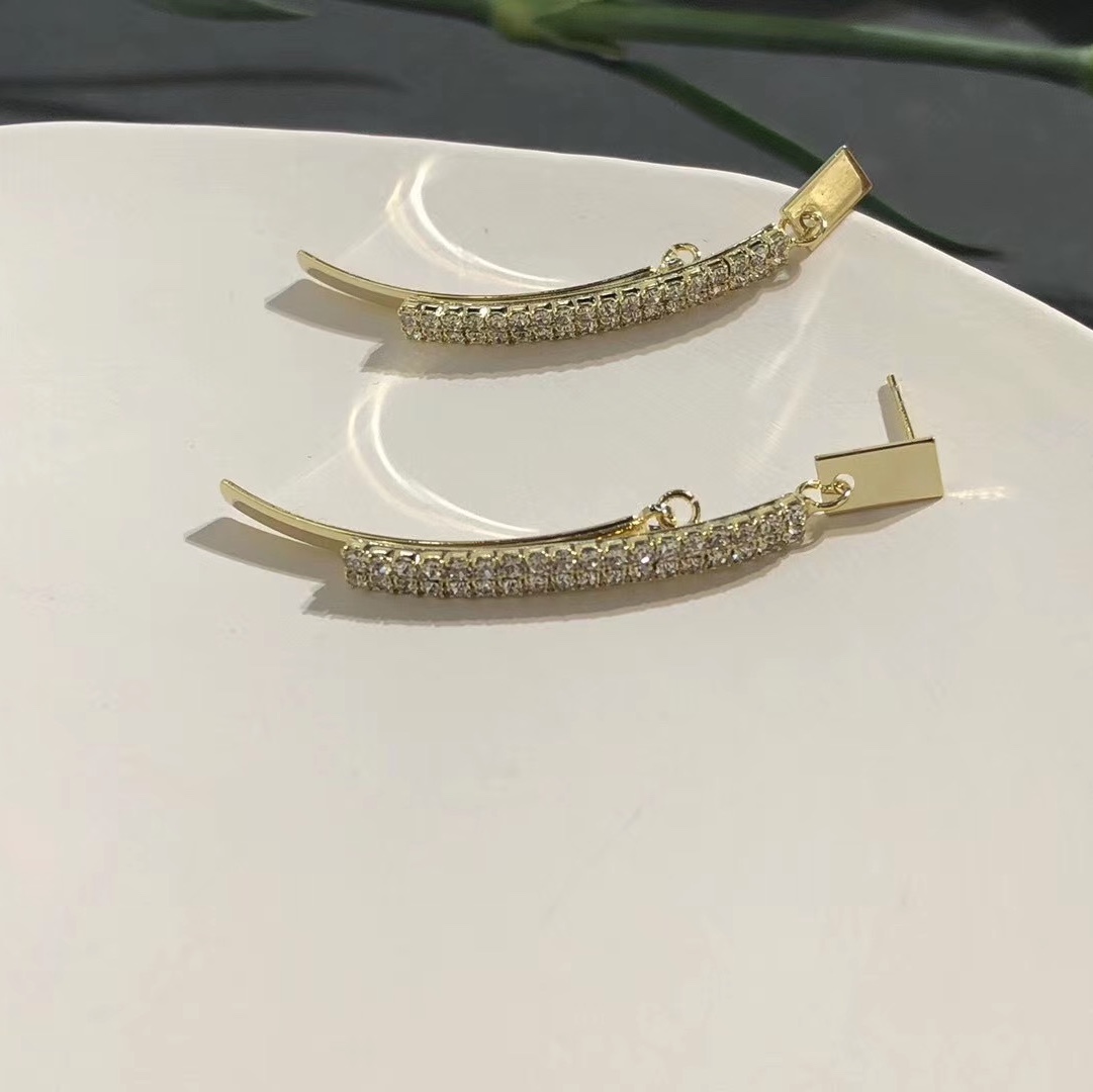 Avant-garde, niche design, minimalist ins style, individual wavy, pleated and twisted spatial line earrings