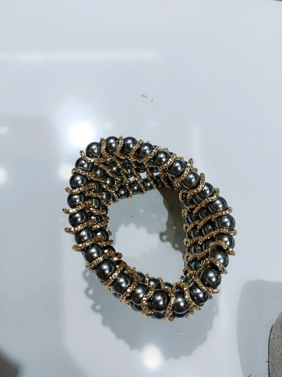 صُمِّمت سلسلة من الأللومنيوم اللؤلؤية اللامعة في الازياء Specification image