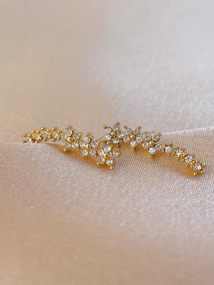 The new stylish rhinestone earrings from the sweet lady of Dongdaemun, South Korea Specification image