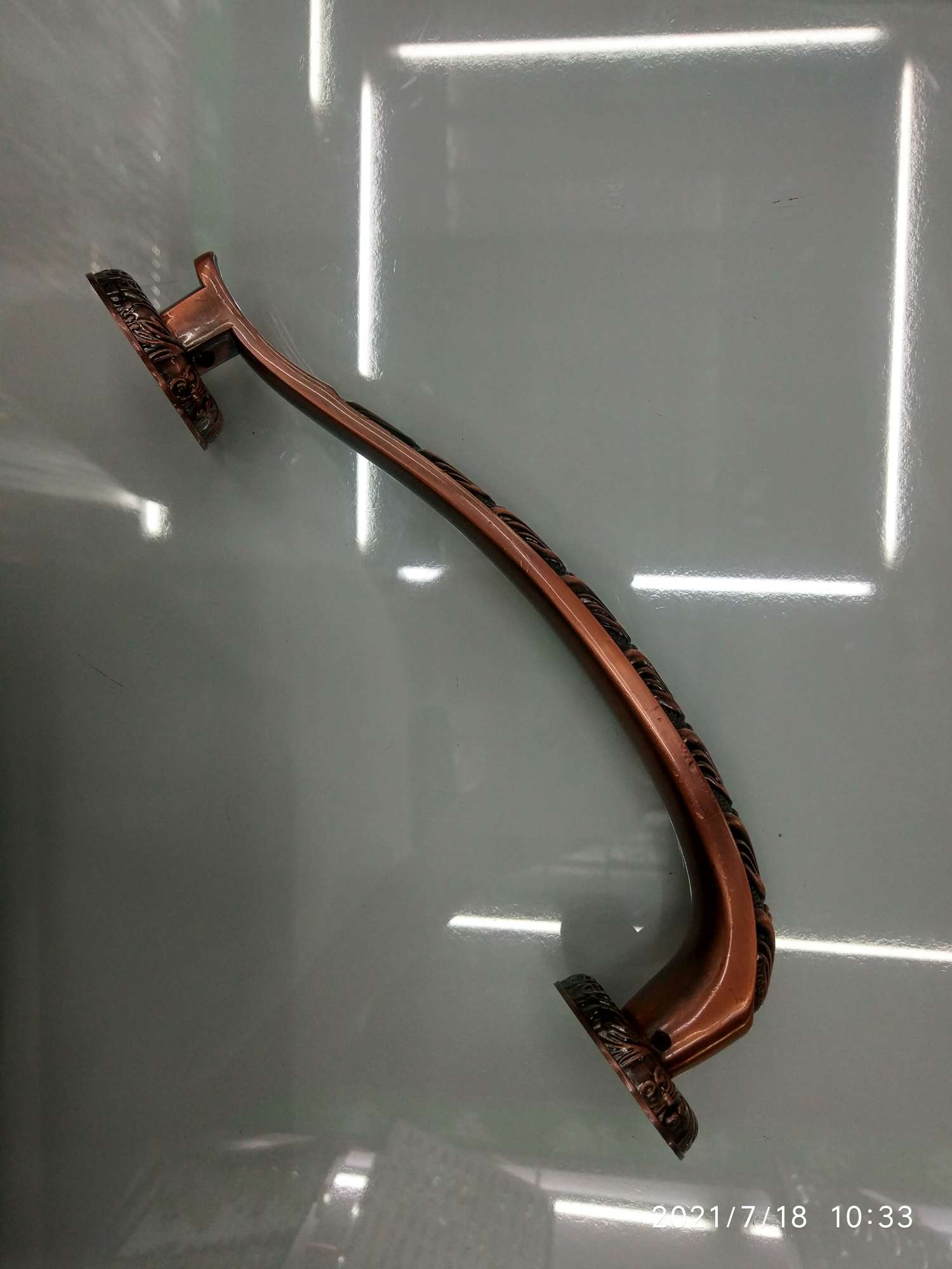 The handles of the zinc alloy European-style furniture are in a light blue and ancient red color Application Scenario