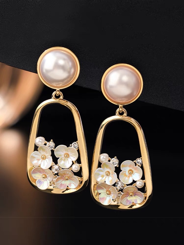 Pearl earrings 2021 New style, trendy, high-end, light luxury, goddess-like, ins style, shell flower stud earrings Specification image