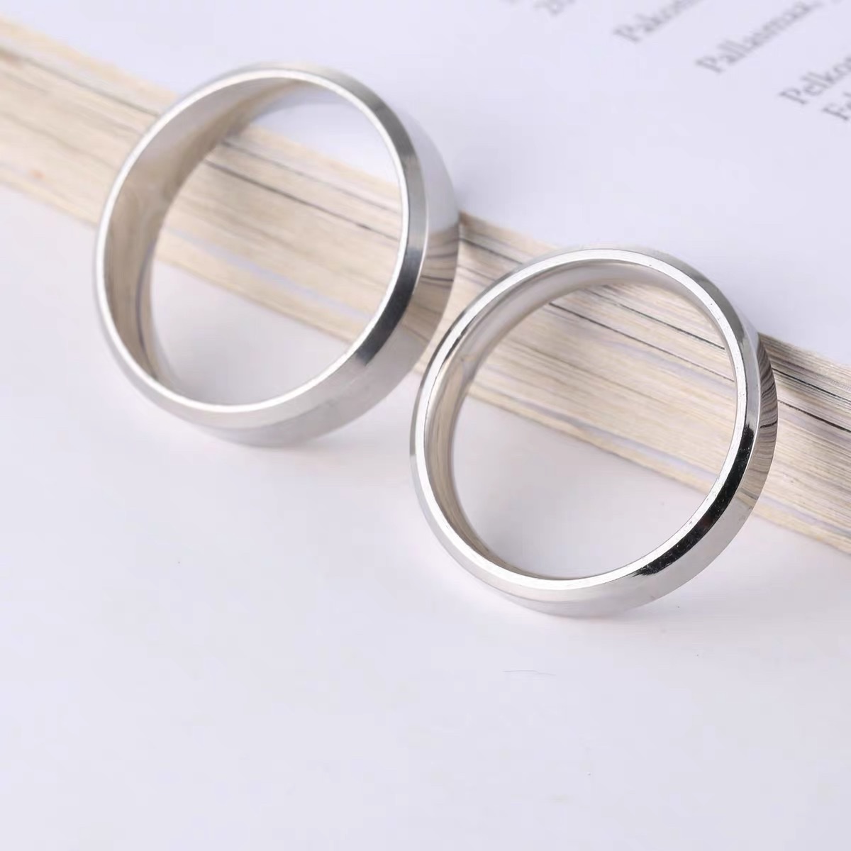 Simple, elegant, fashionable and casual titanium steel men's and women's trendy Japanese and Korean couple rings, Jieya steel jewelry Application Scenario