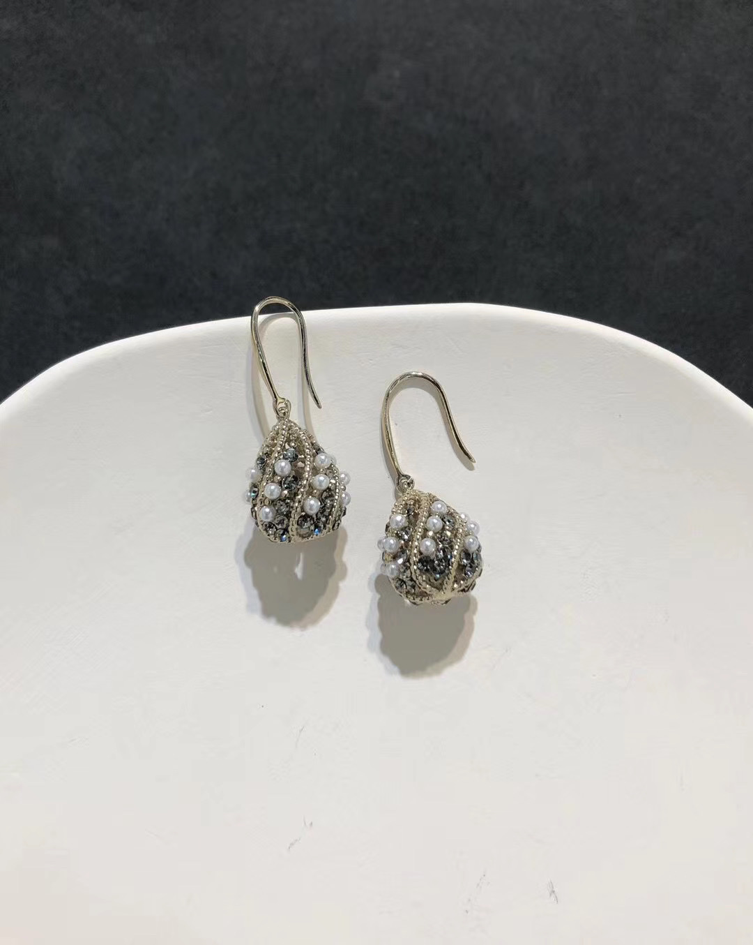 Natural freshwater pearl earrings, elegant French women's ear loops, original design sense, pure silver anti-allergy, simple and elegant details Picture