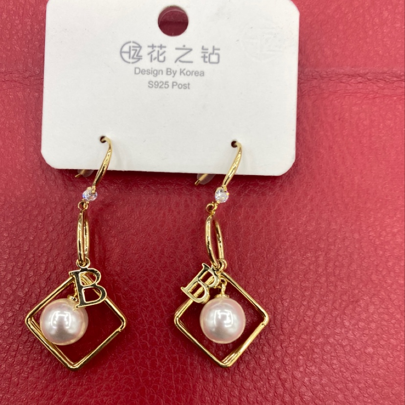 Pearl earrings from Dongdaemun, South Korea