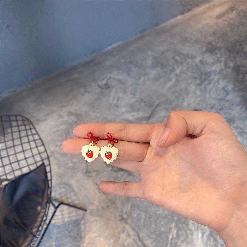 Sweet and fresh oil-infused lacquered heart-shaped strawberry earrings and stud earrings, simple and elegant yet unique details Picture