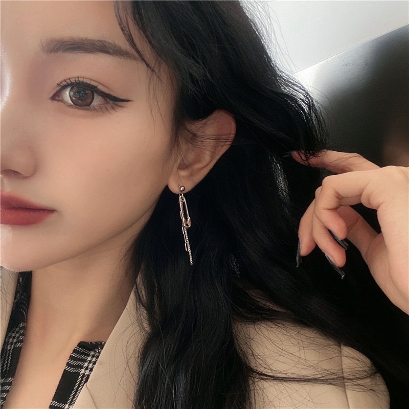 Earrings, earrings, ear clips, ear studs, cold style alloy pins, chains, earrings, ear studs Application Scenario