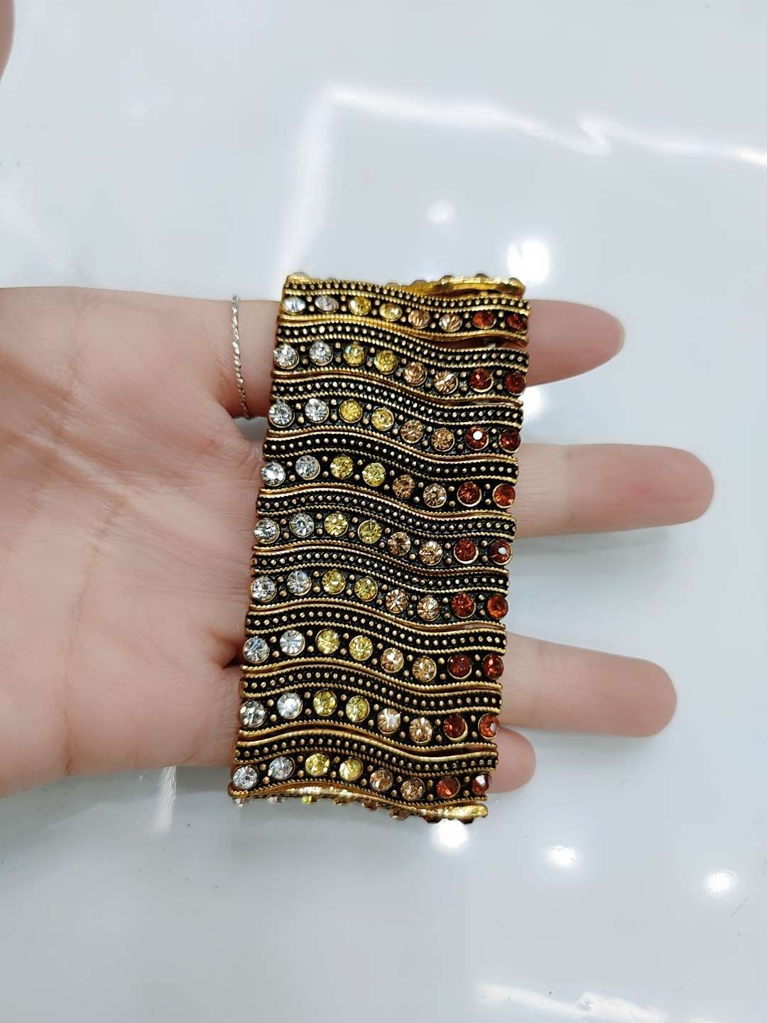 Elastic thread, European and American style, elegant and versatile, diamond-encrusted, fashionable and simple bracelet for women, Korean style, individual, exaggerated and elegant, trendy bracelet Specification image