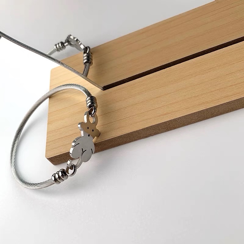 The new titanium steel jewelry is selling well, featuring a stainless steel bracelet for a little bear girl Application Scenario