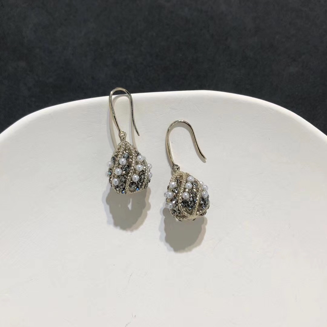 Natural freshwater pearl earrings, elegant French women's ear loops, original design sense, pure silver anti-allergy, simple and elegant