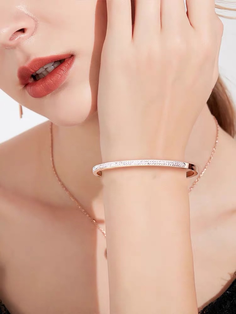 The new titanium steel jewelry item, the peach mud diamond stainless steel bracelet, is selling well Specification image