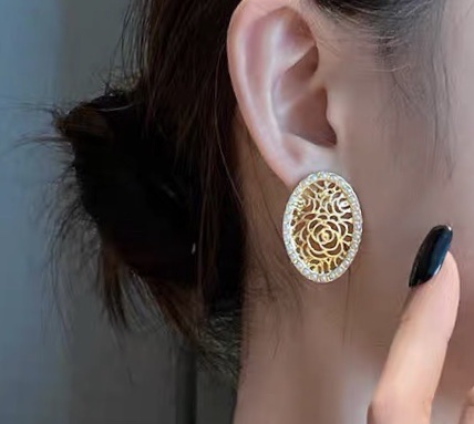 Exquisite and sweet hollowed-out flower trendy and fashionable oval design stud earrings Specification image