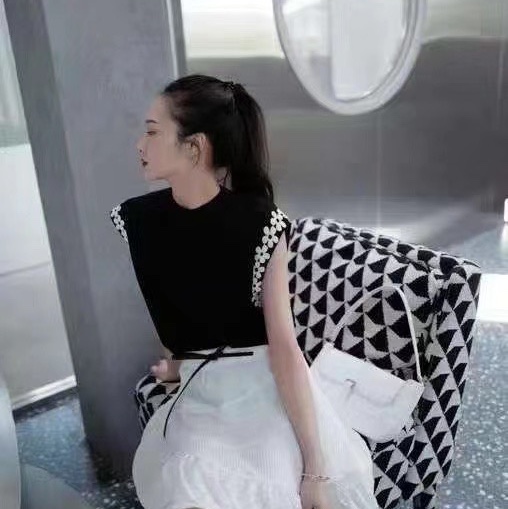 黑色背心针织上衣