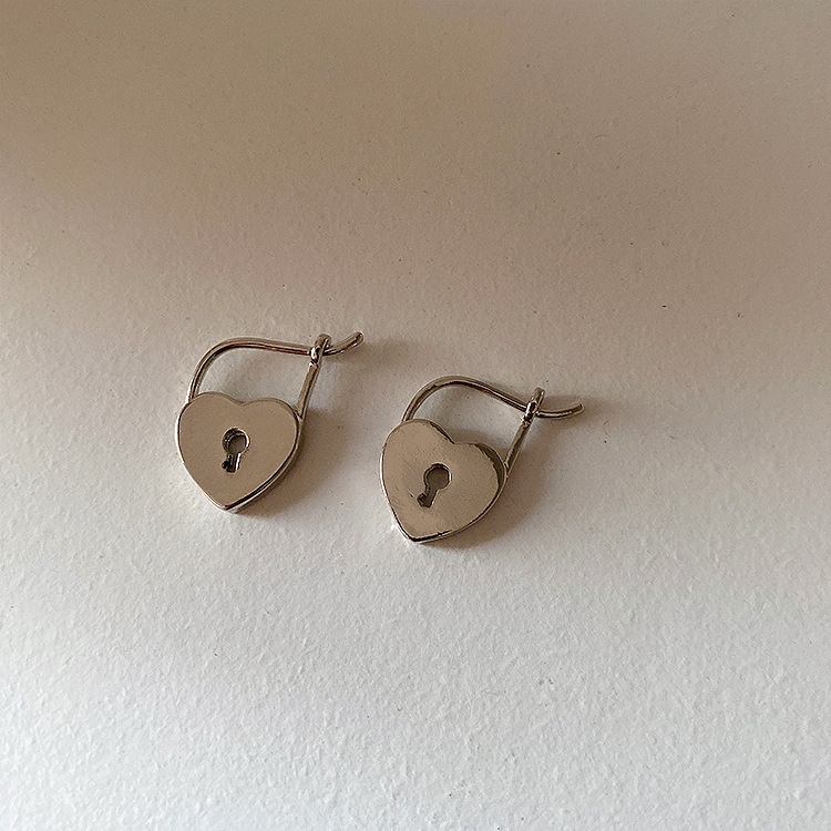 Bronze plate heart exquisite locking earrings, Europe and the United States popular thumbnail