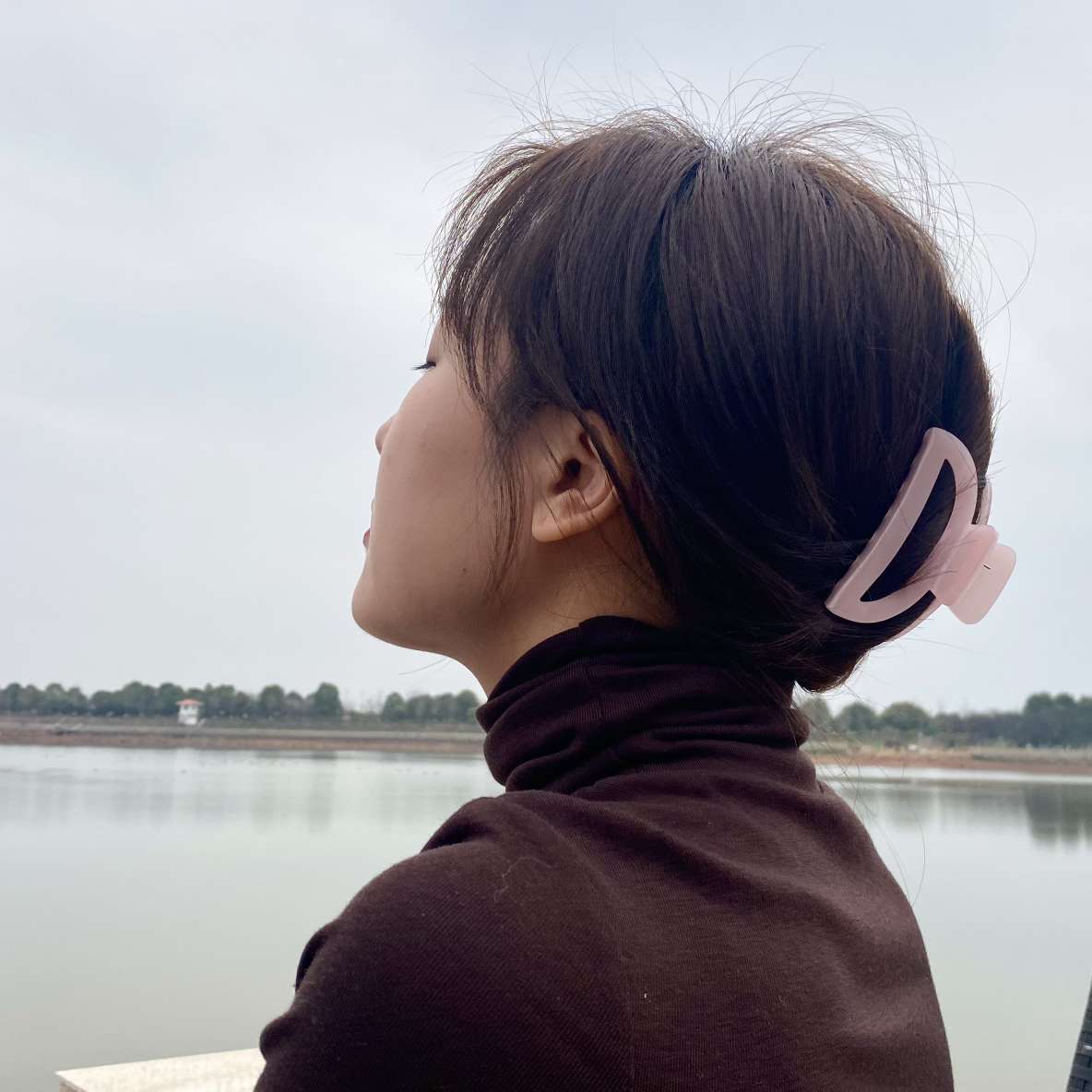 The fresh and jelly-colored crescent-shaped hairbrush is a popular trend in summer Specification image