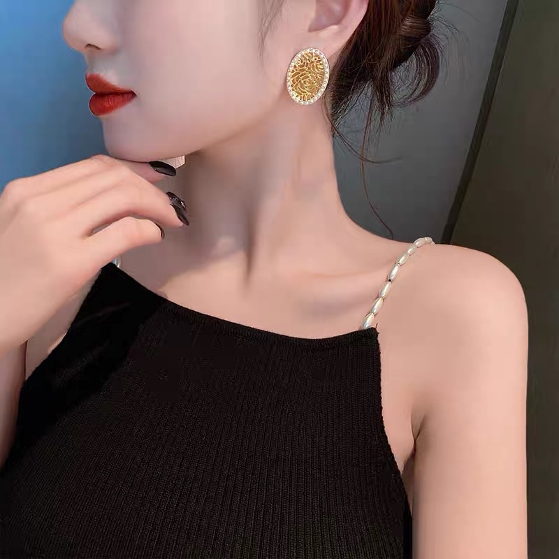 Exquisite and sweet hollowed-out flower trendy and fashionable oval design stud earrings Item Picture