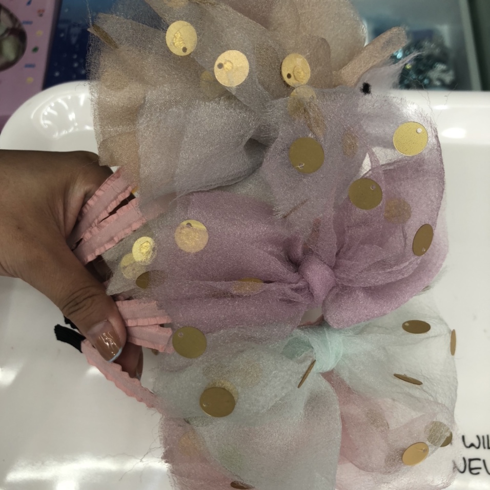 Round sequined bow tie head buckle