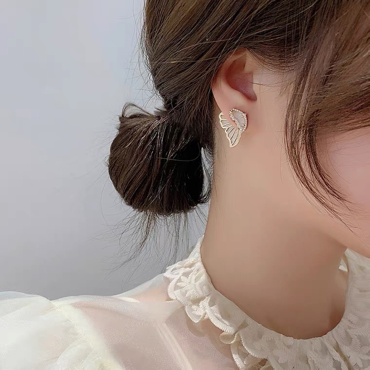 This is a new French light luxury style ear accessory for women in 2021, featuring double-ear stud earrings and mother-of-pearl butterfly earrings detail image 2