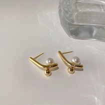 Elegant and chic pearl earrings