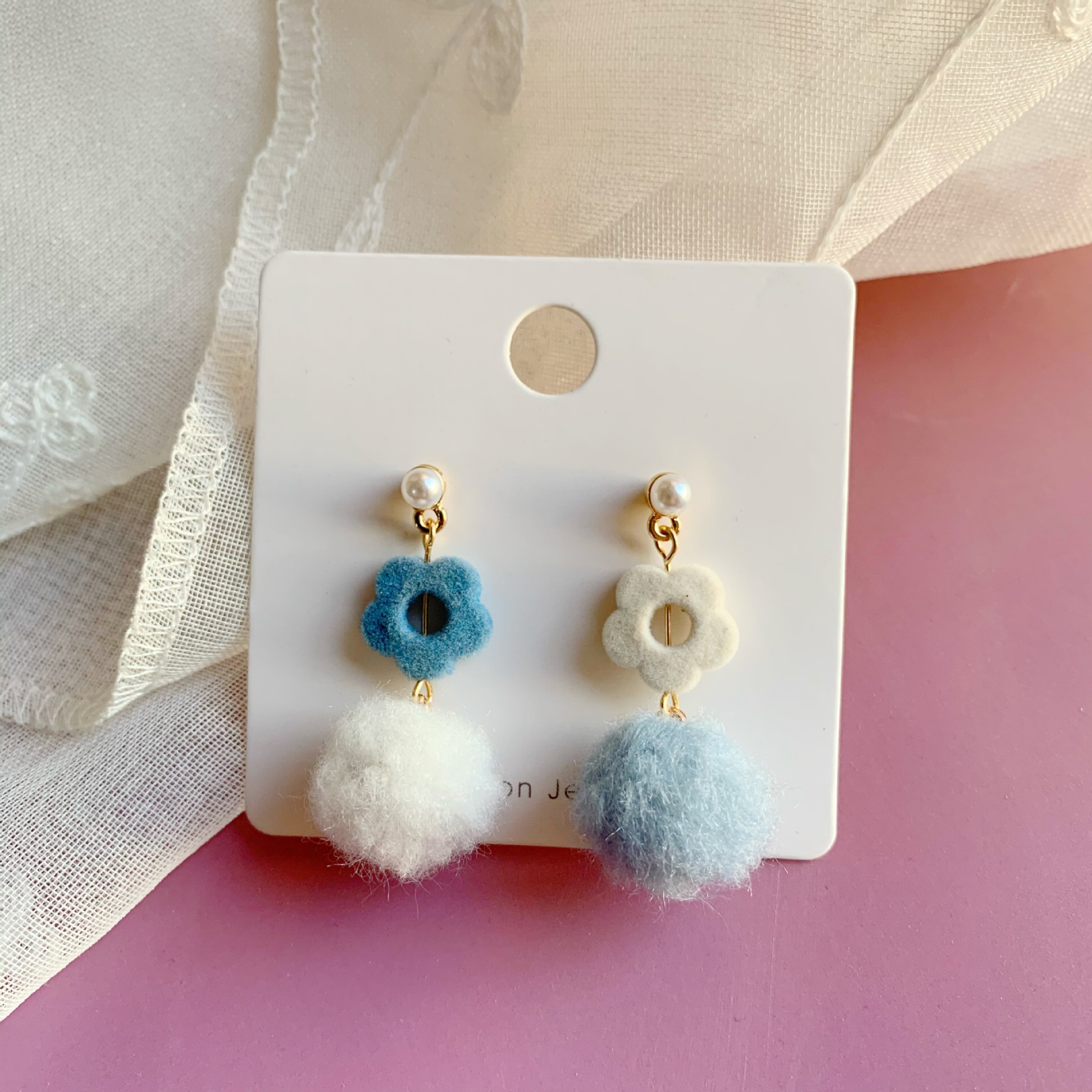 Hairball stud earrings, personalized color-blocking earrings, autumn and winter plush earrings, earrings and ear clips Specification image